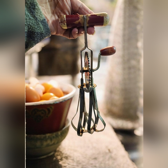 Vintage Hand Egg Beater with Chippy Red Handles 1940s PRIMITIVES (B) - Picture 2 of 4